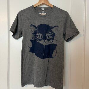 Kitty Reading a Book Graphic Tee, in Gray